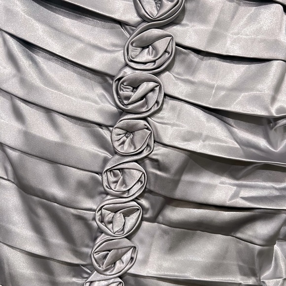 NEW SIGNATURE BY SANGRIA SILVER RUCHED COCKTAIL SOCIAL DRESS - Picture 5 of 11